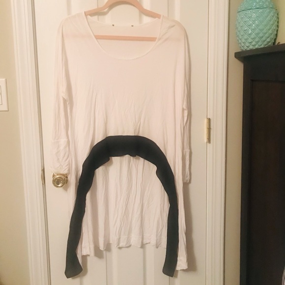 Black and white BCBG hi low hem top - Picture 2 of 5